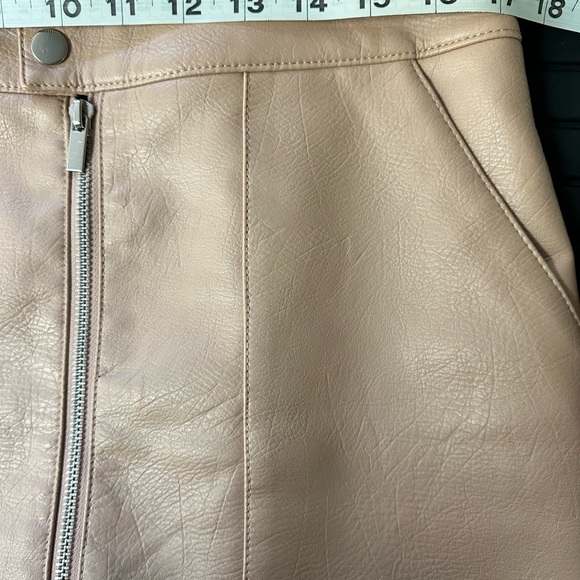Gorgeous blush pink Bar ||| faux leather skirt (size 6) - Picture 9 of 13
